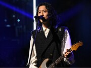 「青のすみか」を披露するキタニタツヤ。