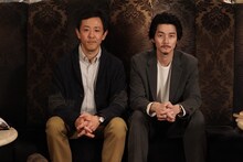 左から上田紀文役の濱津隆之、日野透役の柳俊太郎。 (c)テレビ東京