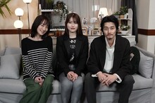 左から日野美咲役の高梨臨、主題歌を担当するNatumi.、日野透役の柳俊太郎。 (c)テレビ東京