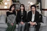 左から日野美咲役の高梨臨、主題歌を担当するNatumi.、日野透役の柳俊太郎。 (c)テレビ東京