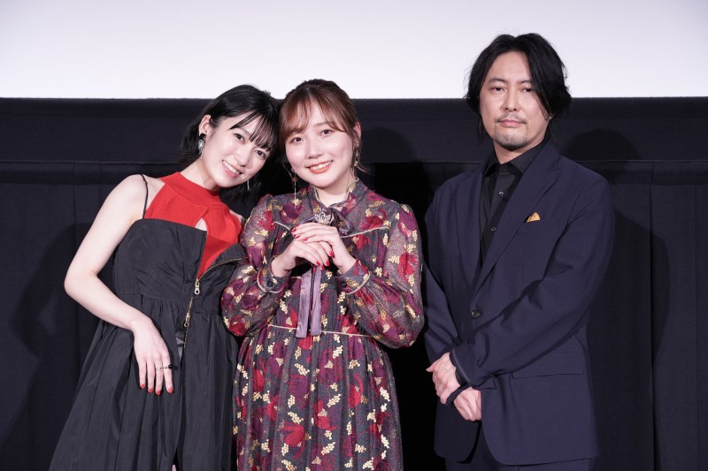 TVアニメ「メタリックルージュ」先行上映会の様子。左から黒沢ともよ、宮本侑芽、吉野裕行。