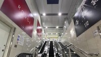 東京メトロ副都心線・新宿三丁目駅ホームにて展開されているジャック広告の様子。