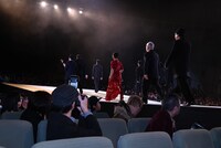 ランウェイを歩く登壇者たち。