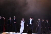 ランウェイを歩く登壇者たち。