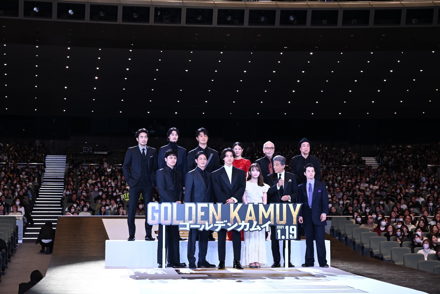 映画「ゴールデンカムイ」完成披露舞台挨拶より。前列左から眞栄田郷敦、玉木宏、山崎賢人、山田杏奈、舘ひろし、矢本悠馬。後列左から大谷亮平、柳俊太郎、工藤阿須加、高畑充希、木場勝己、久保茂昭監督。