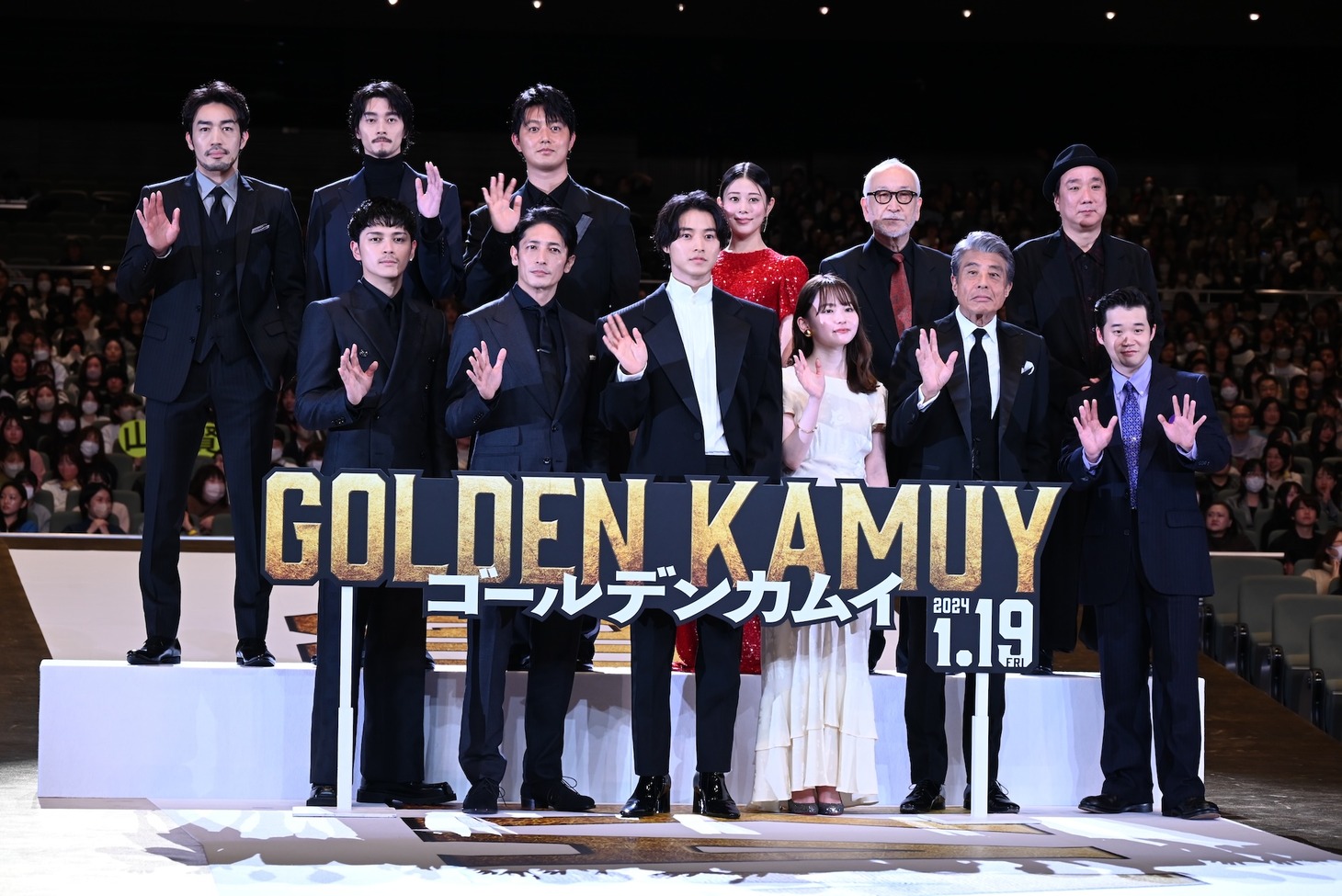 映画「ゴールデンカムイ」完成披露舞台挨拶より。前列左から眞栄田郷敦、玉木宏、山崎賢人、山田杏奈、舘ひろし、矢本悠馬。後列左から大谷亮平、柳俊太郎、工藤阿須加、高畑充希、木場勝己、久保茂昭監督。