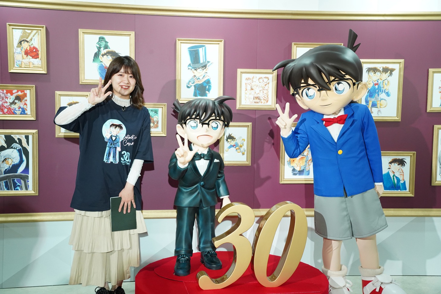 左から日本テレビアナウンサーの尾崎里紗、江戸川コナンのオブジェ、江戸川コナン。