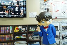 「青山剛昌先生 特別展示室」をアピールする江戸川コナン。