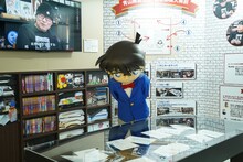 「青山剛昌先生 特別展示室」を観察する江戸川コナン。