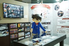 「青山剛昌先生 特別展示室」を紹介する江戸川コナン。