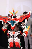 その場でブレイバーンのスーツに声を当てる鈴村健一。