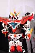 その場でブレイバーンのスーツに声を当てる鈴村健一。