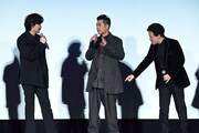 左から綾野剛、北村一輝、橋本じゅん。