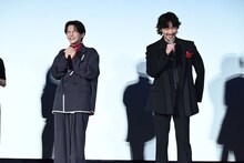 左から齋藤潤、綾野剛。
