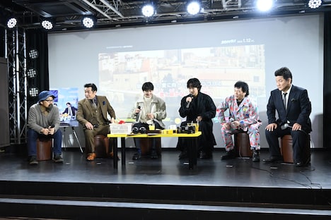 場内の様子。左から山下敦弘監督、吉永秀平、齋藤潤、綾野剛、やべきょうすけ、チャンス大城。