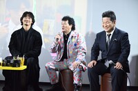 左から綾野剛、やべきょうすけ、チャンス大城。
