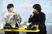 左から齋藤潤、綾野剛。