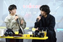 左から齋藤潤、綾野剛。