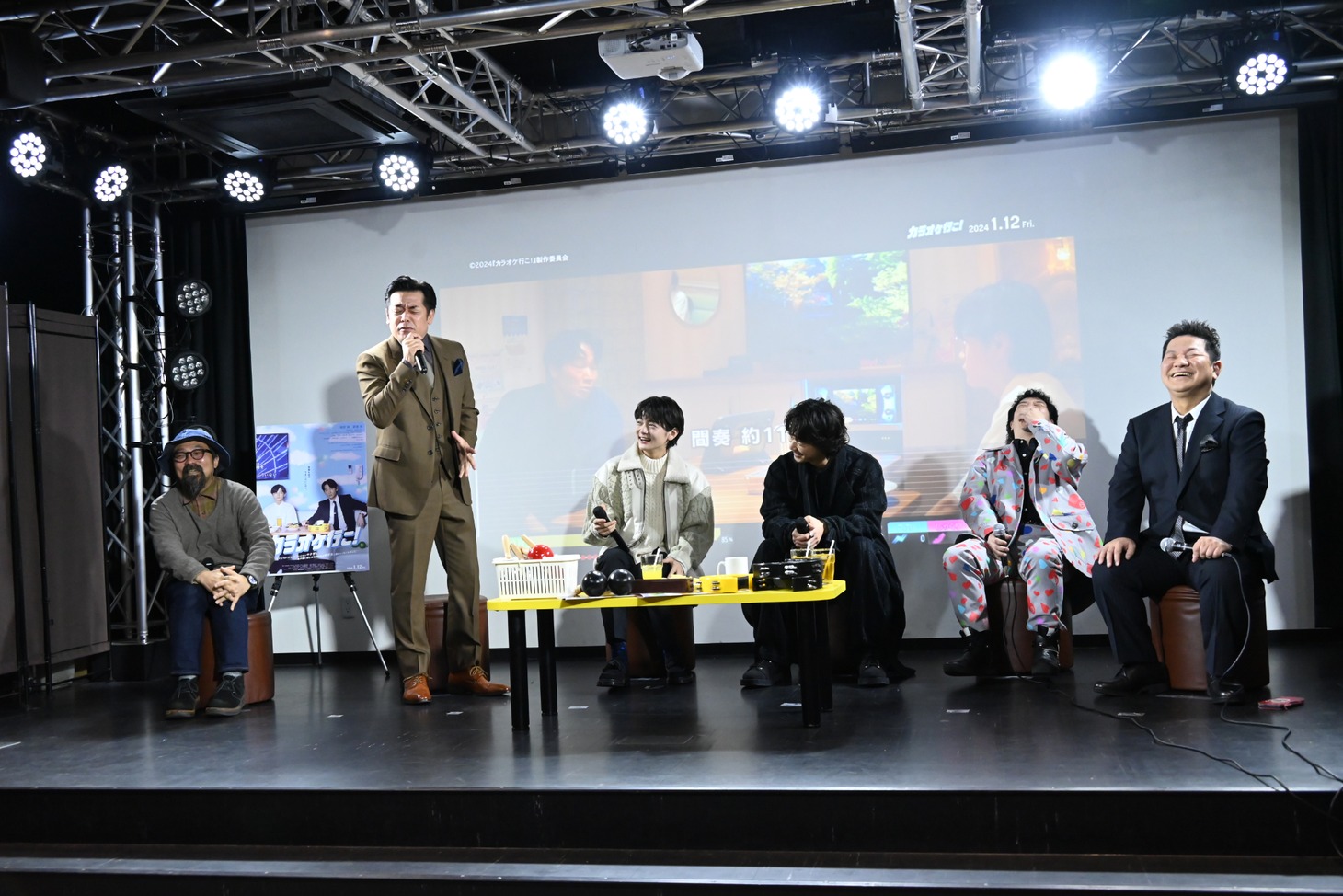吉永秀平の熱唱を聞いて爆笑する登壇者たち。