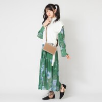 「フリーレン モデル スマホショルダーマルチケース 葬送のフリーレン」の使用イメージ。