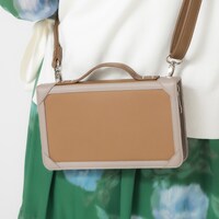 「フリーレン モデル スマホショルダーマルチケース 葬送のフリーレン」の使用イメージ。