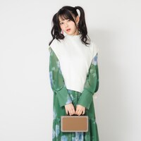 「フリーレン モデル スマホショルダーマルチケース 葬送のフリーレン」の使用イメージ。