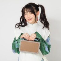 「フリーレン モデル スマホショルダーマルチケース 葬送のフリーレン」の使用イメージ。