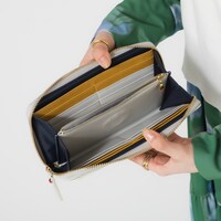 「フリーレン モデル 長財布 葬送のフリーレン」の使用イメージ。