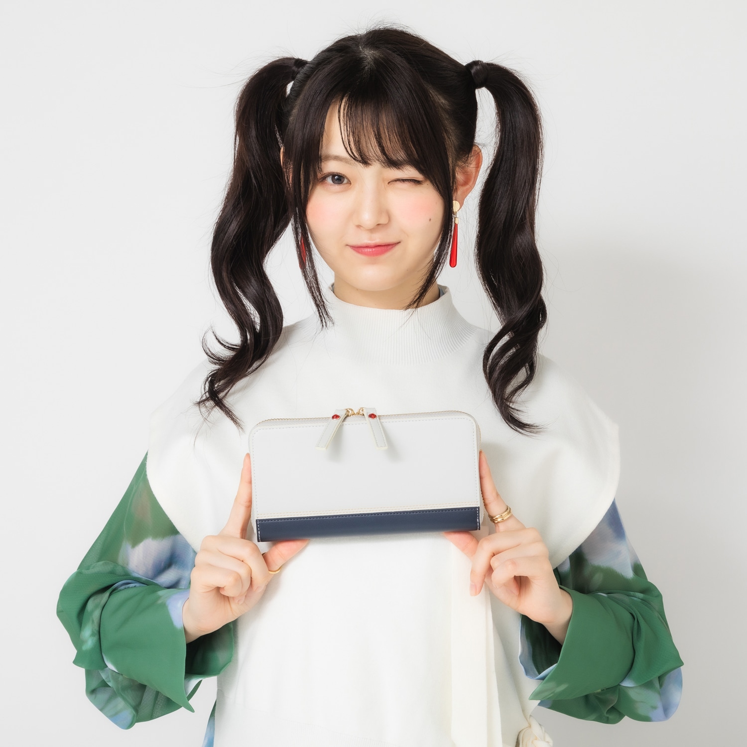 フリーレン モデル 長財布 葬送のフリーレン」の使用イメージ。 [画像