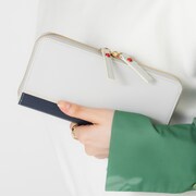 「フリーレン モデル 長財布 葬送のフリーレン」の使用イメージ。