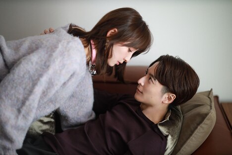 ドラマ「離婚しない男―サレ夫と悪嫁の騙し愛―」第1話の場面写真。