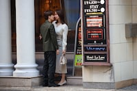 ドラマ「離婚しない男―サレ夫と悪嫁の騙し愛―」第1話の場面写真。