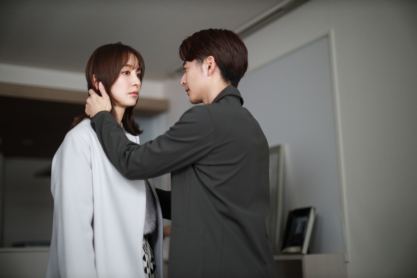 ドラマ「離婚しない男―サレ夫と悪嫁の騙し愛―」第1話の場面写真。
