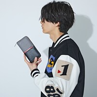 「『機動警察パトレイバー』コラボレーション 98式AV イングラム1号機モデル 長財布」のサイズ感、「『機動警察パトレイバー』コラボレーション 98式AV イングラム1号機モデル アウター」の着用例。