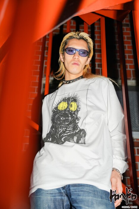 「ドロヘドロ カイマンロングスリーブTシャツ」着用イメージ