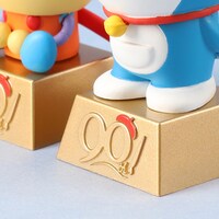 「ドラえもん未来デパート限定 Shaky！FUJIKO・F・FUJIO 90th ANNIVERSARY」の台座。