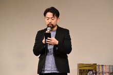 野田サトルからのメッセージを読み上げる大熊八甲氏。