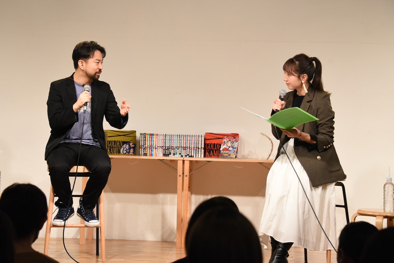 「この15年に完結したマンガ総選挙」授賞イベントの様子。左から大熊八甲氏、森遥香アナウンサー。