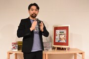 大熊八甲氏。「この15年に完結したマンガ総選挙」大賞のトロフィーとともに。