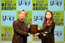 「誰か夢だと言ってくれ」に対し、盾を贈る立花慎之介。