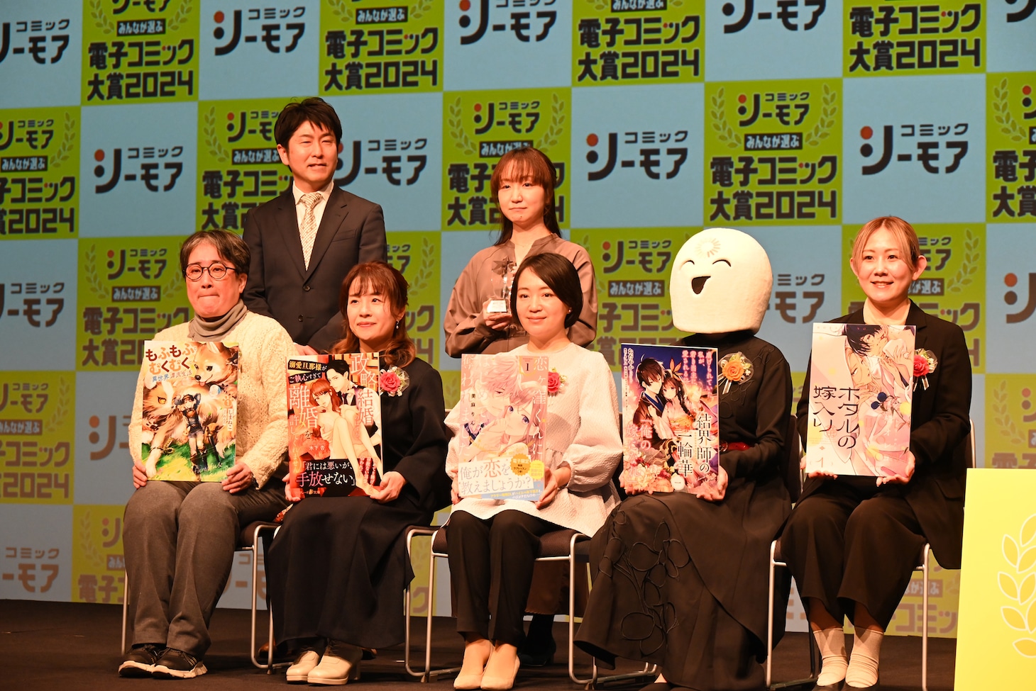 1列目左からしまねこ、マーマレード文庫の三好技知氏、講談社の長野由佳氏、おだやか、森原早苗氏。2列目左から炭田真也氏、マーマレード文庫の三澤茉衣氏。