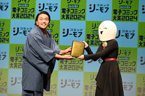 「結界師の一輪華」の作者・おだやかに、盾を渡す盛山晋太郎。