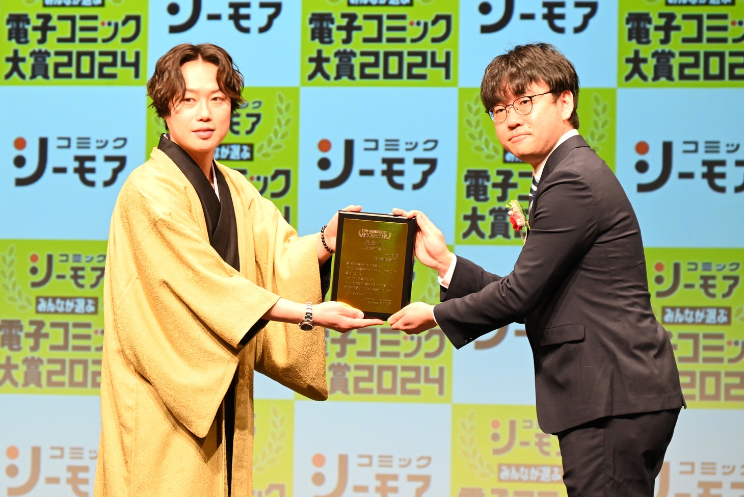 「変な家」に対し、盾を贈るリリー。