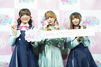 「ひみつのアイプリ」発表会に登壇した藤寺美徳（左）、平塚紗依（右）。またアンバサダーとして登場した齊藤なぎさ（中央）。
