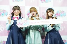 「ひみつのアイプリ」発表会に登壇した藤寺美徳（左）、平塚紗依（右）。またアンバサダーとして登場した齊藤なぎさ（中央）。
