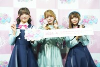 左から藤寺美徳、齊藤なぎさ、平塚紗依。