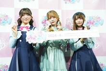 左から藤寺美徳、齊藤なぎさ、平塚紗依。