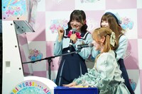 ゲーム「ひみつのアイプリ」にチャレンジする齊藤なぎさ。