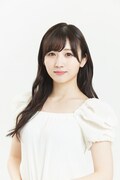 志乃役の岡田夢以。
