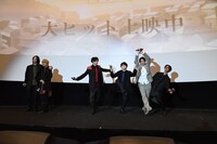 各バンドのポーズを披露する登壇者たち。